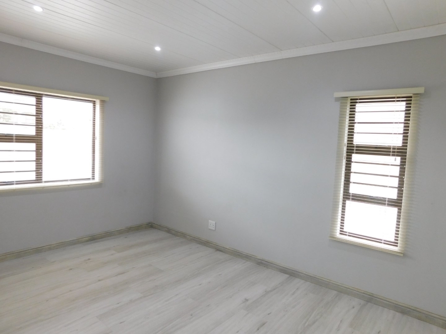 To Let 3 Bedroom Property for Rent in Gustrouw Western Cape